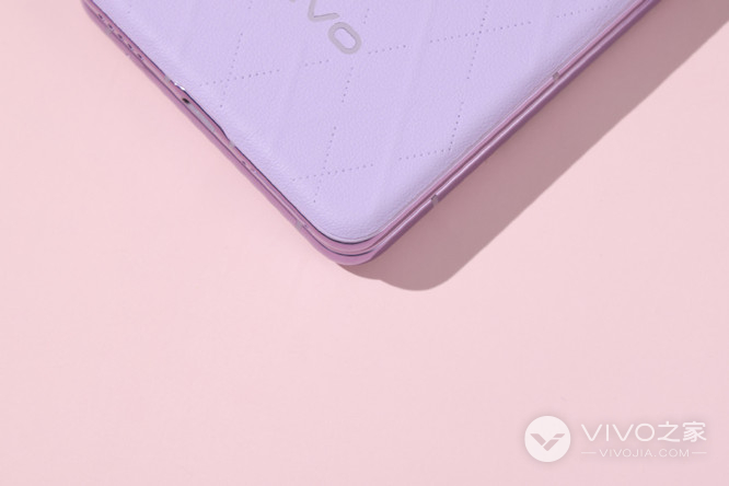 vivo X Flip紫色素皮菱格纹背板，精致得像一个高级化妆盒